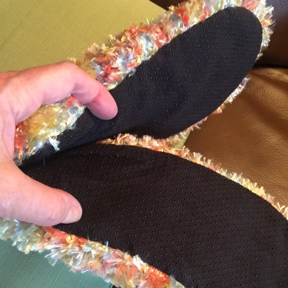 2 Pair PLUSH SLIPPERS - Picture 10 of 11